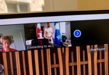 Poseł liberalny nago podczas przesłuchań parlamentarnych