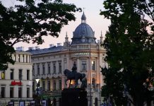 Polska: 4 maja zostaną otwarte hotele, obiekty handlowe oraz lokale gastronomiczne