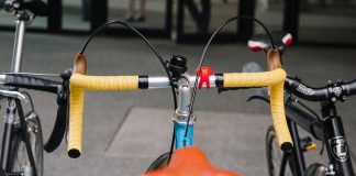 Rowerzyści i piesi wracają na Lake Shore Boulevard