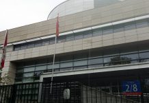 Tęczowe flagi przed warszawskimi ambasadami USA i Kanady. Niedopuszczalna ingerencja w polskie sprawy!