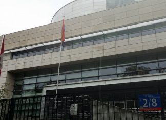 Tęczowe flagi przed warszawskimi ambasadami USA i Kanady. Niedopuszczalna ingerencja w polskie sprawy!