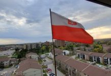 Polskie flagi nad Mississaugą i Kanadą