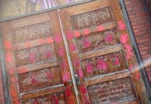 Ponad 10 kościołów w Calgary zabrudzonych czerwoną farbą w Dzień Kanady