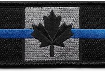 Symbol “cienkiej niebieskiej linii” niezgodny z policyjnym mundurem