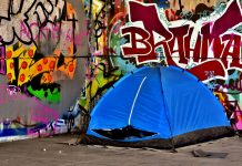 Aktywiści chcieli bronić miasteczka bezdomnych – skończyło się bitwą z policją