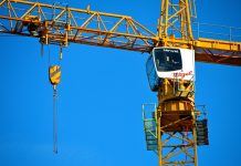 Dźwig przewrócił się na dachu wieżowca w centrum Toronto