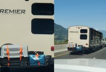 Pies w klatce przywiązanej do campera jest już bezpieczny