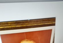 Fotografia ks. Smitha zniszczona w Domu Kopernika w Toronto