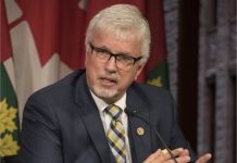 Ontaryjscy konserwatyści wyrzucili niezaszczepionego