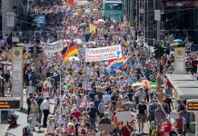 Wielki protest przeciwko ograniczeniom pandemicznym w Berlinie