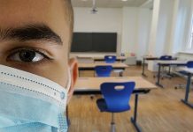 Rodzice przestraszyli się niezamaskowanego nauczyciela