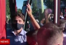 Po incydencie z obrzuceniem żwirem Justina Trudeau