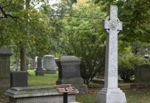 Wymiana tablic pamiątkowych przy grobach premierów – jak mierzyć przeszłość teraźniejszą miarą?