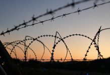 Administracja Bidena chce dać rozdzielonym migrantom po milionie na rodzinę