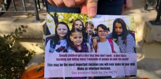 Zrobił dzieciom psikusa i dorzucił do cukierków antyszczepionkowe ulotki