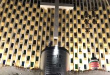 Szopka w Tajpej ze strzykawką w ręku Jezusa