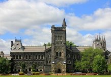 UofT cofa wymóg szczepień