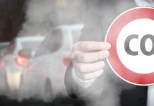 Za sprawą podatku węglowego cena benzyny wyższa o 6 centów na litrze