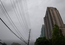 Dziesiątki tysięcy odbiorców w Ontario i Quebecu wciąż jest bez prądu po przejściu gwałtownej wiosennej burzy