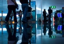 Restrykcje covidowe przyczyną długich kolejek na lotniskach