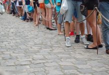 Nie chcesz stać w kolejce po paszport; wynajmij stacza