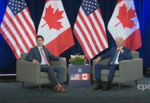 W “amerykańskich” skarpetkach na spotkaniu z Bidenem