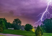 Pod Montrealem dwa domy spłonęły od uderzenia pioruna