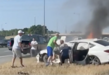 Uratowali kierowcę z płonącego samochodu