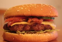 Nowe ostrzeżenia na żywności o wysokiej zawartości tłuszczów nasyconych, soli lub cukru