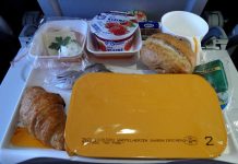 Co jedli w samolocie do Dubaju członkowie delegacji gubernator generalnej?