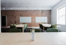 Firmy wabią pracowników luksusowymi biurami