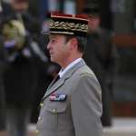 Francuski generał czapkuje, przed tymi, którzy nie dali się zaszczepić