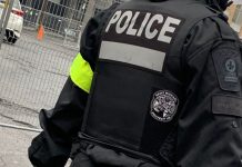 Policjanci z Montrealu zostali poproszeni o usunięcie naszywek oddających hołd katolickiemu patronowi organów ścigania.