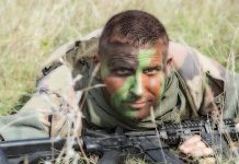 Stali rezydenci ciągną do armii