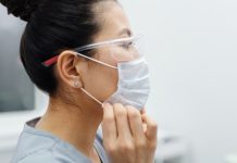 Braki personelu medycznego to konsekwencja nakazu szczepień