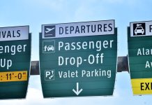 Strącił tablicę i uciekł