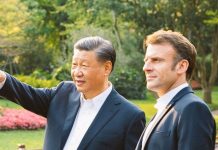 Francja pozycjonuje się wobec Chin i USA; Europa trzecim mocarstwem.