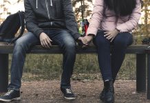 Pijemy na ławce w parku