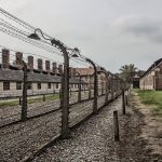 Atak na polską historię nasila się, Niemcy pisząc o Auschwitz pomijają Polaków