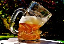 Kobieta alkoholik przywrócona do pracy jako kierowca