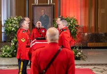 Trumna z Brianem Mulroneyem wystawiona na widok publiczny