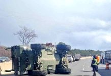 Oshawa: Transporter opancerzony przewrócił się na prostej drodze