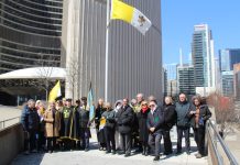 Nasz fotoreportaż z podniesienia flagi papieskiej w Toronto