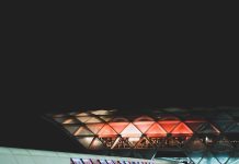 Samolot LOTu lądował na Islandii by wysadzić chorego pasażera