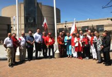 Podniesienie polskiej flagi przed ratuszem w Barrie – fotogaleria