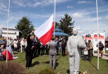 Polska flaga w parku Żurakowskiego w Barry’s Bay