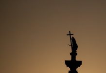 Rozenek: Czy z polskich urzędów powinny zniknąć krzyże i inne symbole religijne?!