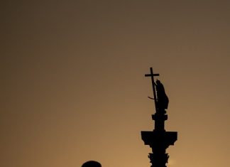 Rozenek: Czy z polskich urzędów powinny zniknąć krzyże i inne symbole religijne?!