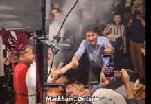 Rośnie liczba głosów wzywających premiera Justina Trudeau do rezygnacji