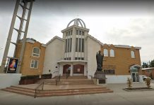 Policja prosi społeczeństwo o pomoc w identyfikacji podejrzanych o serię przypadków wandalizmu w polskim kościele w centrum Edmonton